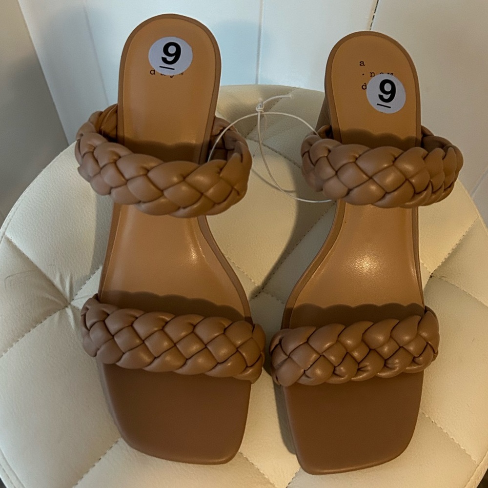 NWT sandals size 9